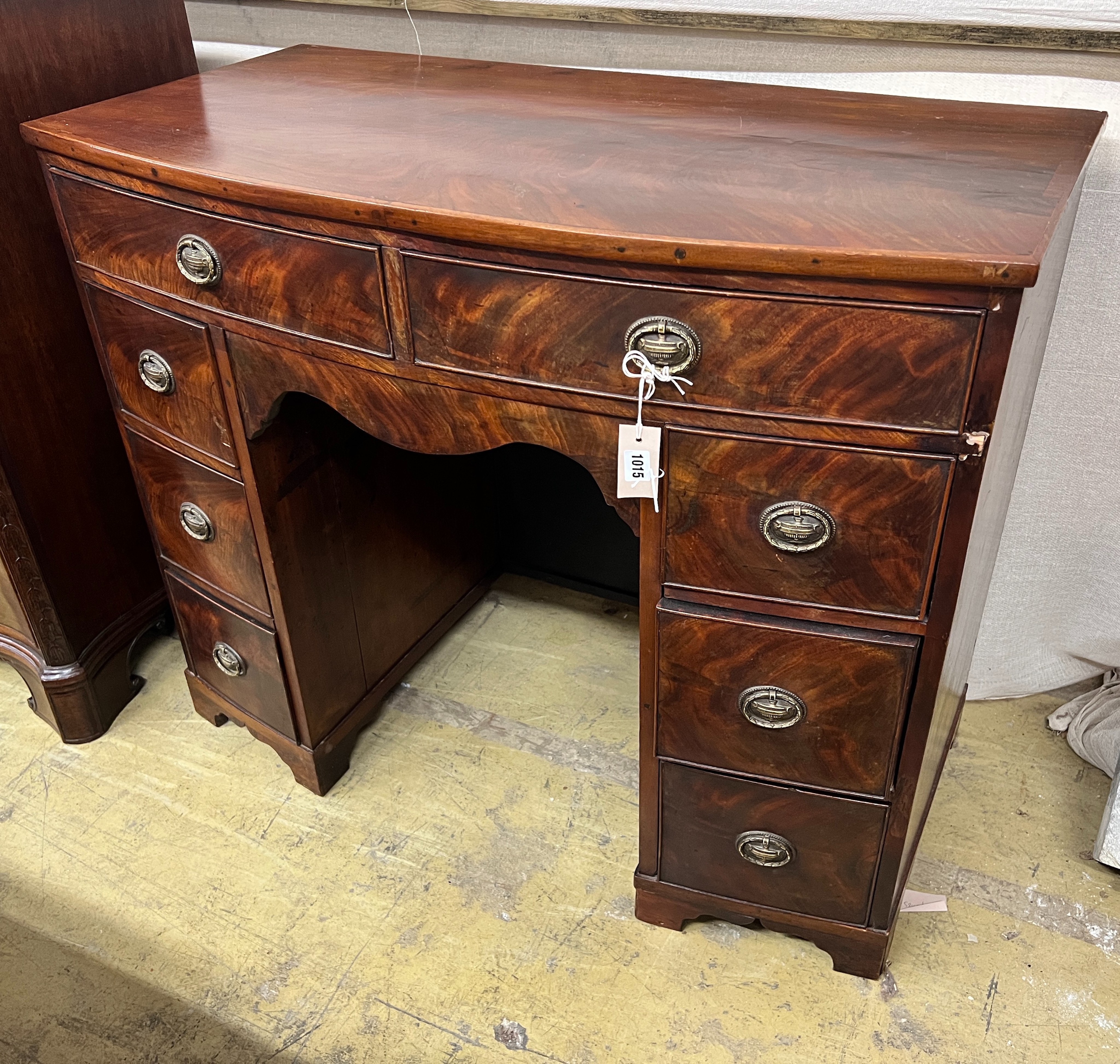 A George III style mahogany bow front kneehole dressing table, width 102cm, depth 54cm, height 84cm